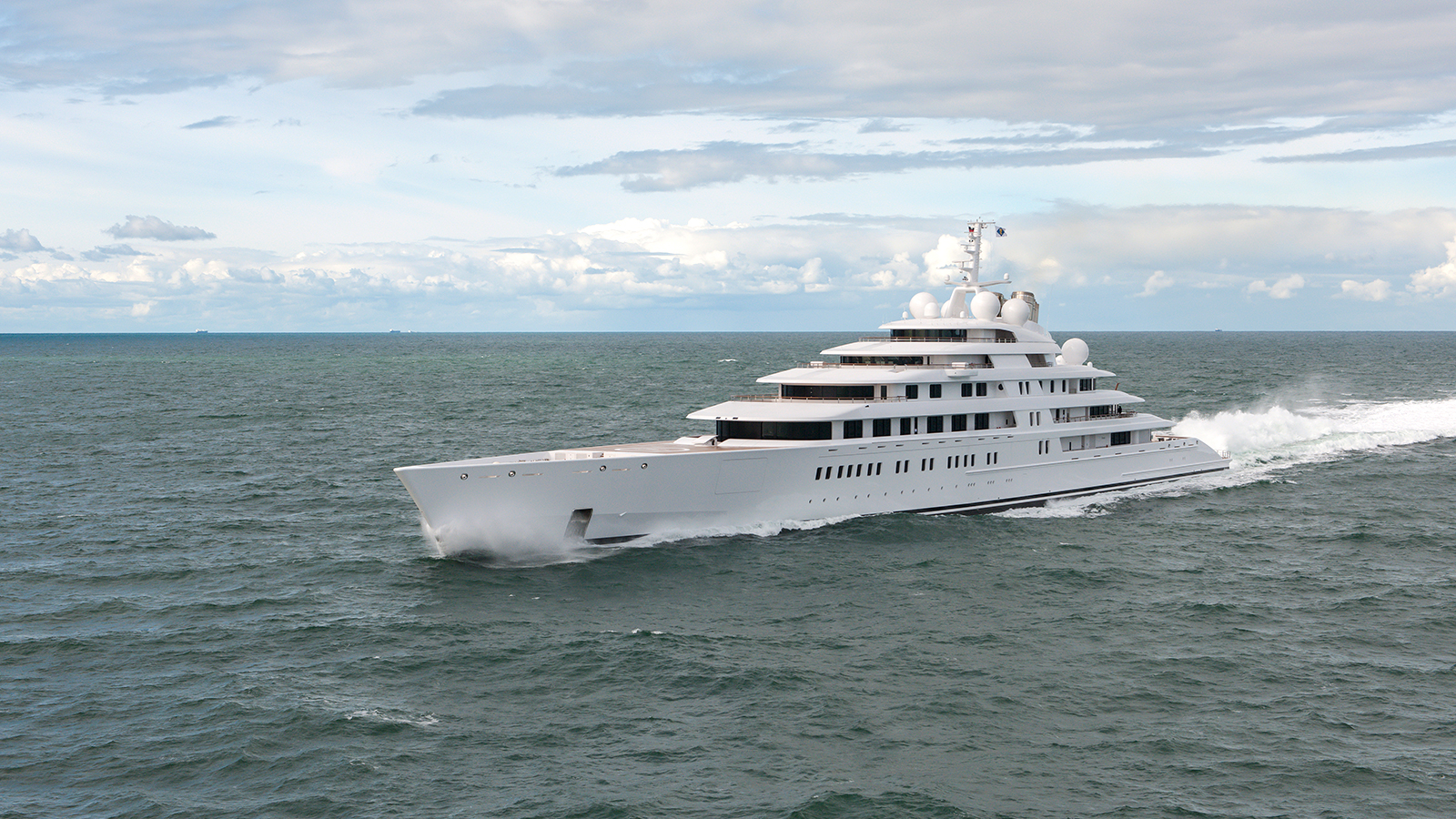 Azzam – The largest yacht in the world – 530 million euros